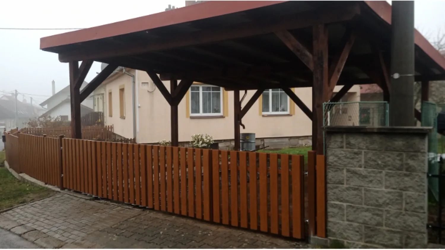 Oprava starého plotu před domem s bránou
